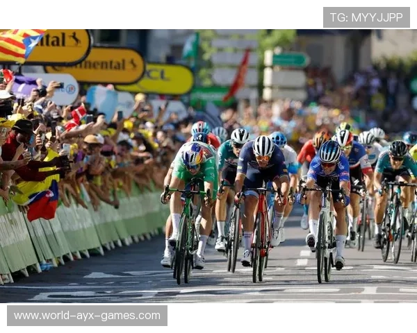 欧洲自行车赛激战正酣,观众热情高涨,欧洲自行车比赛